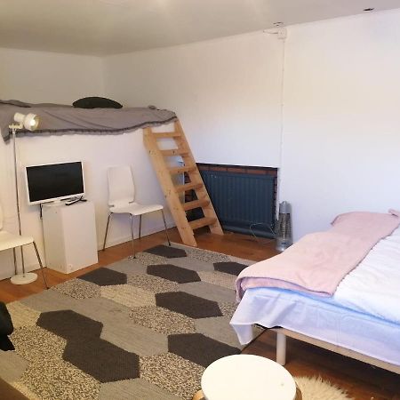 Ett Rums Laegenhet Med Egen Ingang, Parkering Örebro Dış mekan fotoğraf
